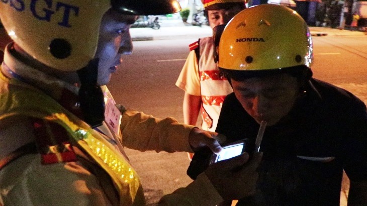 khoc nuc no khi bi kiem tra nong do con van bi phat 7 trieu, tuoc gplx hinh 3