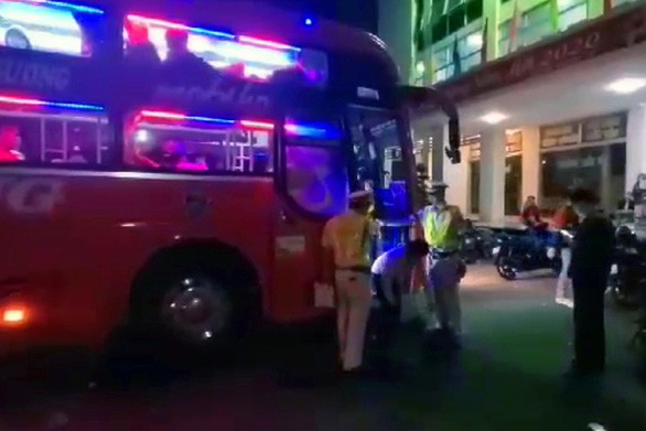 xe khach 40 cho nhoi nhet 82 nguoi, tai xe se bi xu phat 70 trieu dong hinh 2