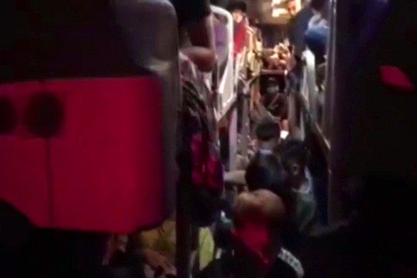 xe khach 40 cho nhoi nhet 82 nguoi, tai xe se bi xu phat 70 trieu dong hinh 1