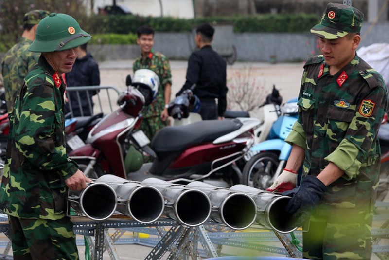 ben trong tran dia phao hoa chuan bi don giao thua o ha noi hinh 1