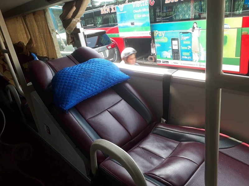 xe khach giuong nam bi nem vo kinh khi luu thong tren quoc lo 1a hinh 1