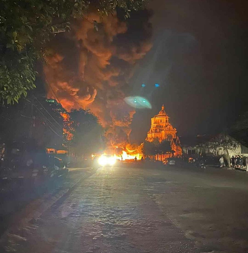 chay lon tai khu nha xuong chua day lop xe va dau may o quang ninh hinh 2