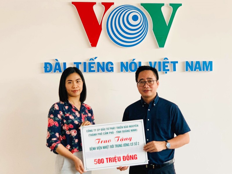 ung ho 2 bac si mac covid-19 moi nguoi 100 trieu dong hinh 1