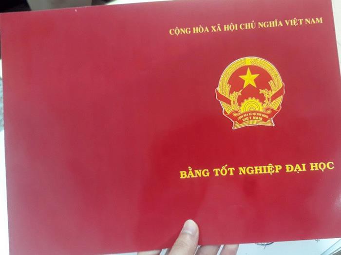 bac si khoa cap cuu dung 2 bang gia de hanh nghe hinh 1