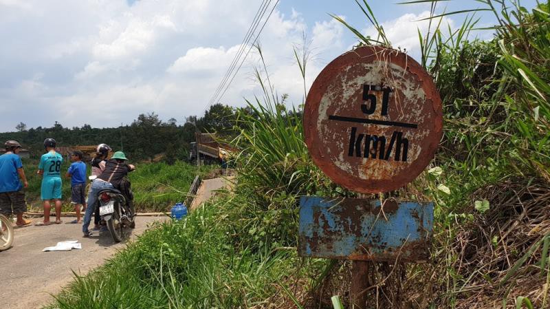 xe cho qua tai co vuot khien cau dan sinh gay doi hinh 2