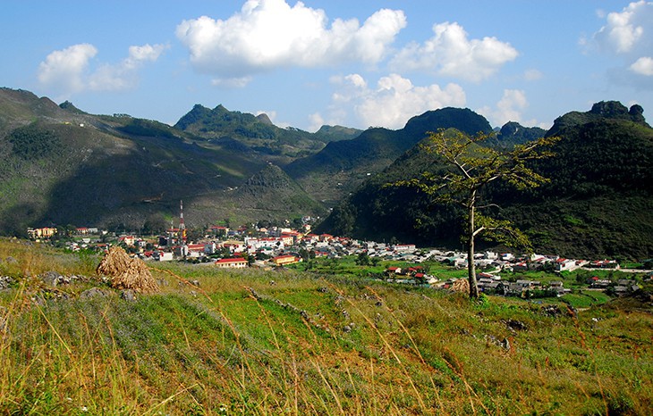 phong toa toan bo thi tran dong van, ha giang tu sang nay (22/4) hinh 1