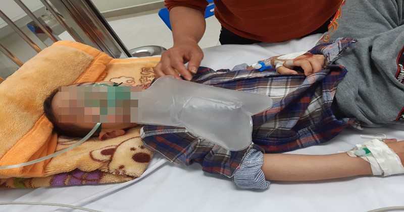 tuong siro, be trai ngo doc nguy kich vi uong nham thuoc cai nghien  hinh 1
