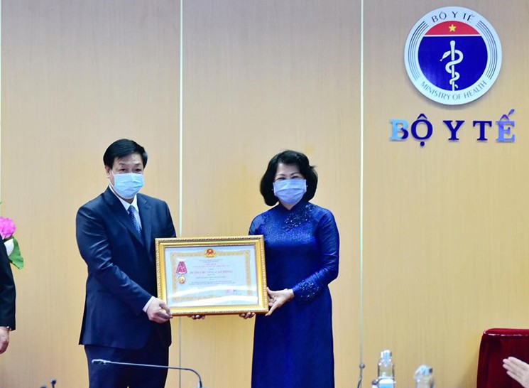 trao tang huan chuong lao dong hang ba cho bv benh nhiet doi tu hinh 1