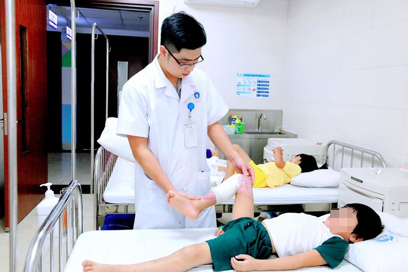 tu mua thuoc sat trung vet bong, be trai bi hoai tu vung dui va chan hinh 1