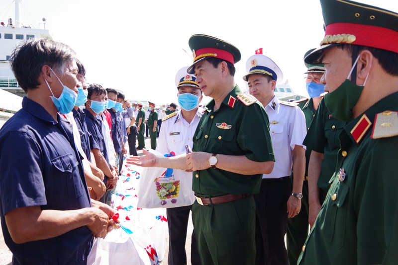 bo tu lenh vung 2 hai quan ban giao 30 ngu dan gap nan tren bien hinh 1