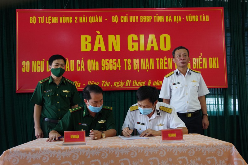 bo tu lenh vung 2 hai quan ban giao 30 ngu dan gap nan tren bien hinh 2