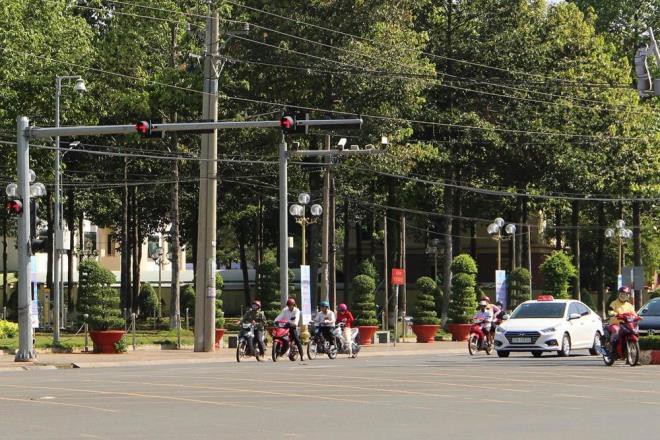 hang loat xe bien xanh cua tinh, thanh uy binh phuoc vuot den do hinh 1