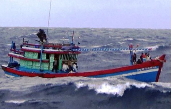ho tro mot tau ca gap nan tren bien o binh dinh hinh 1