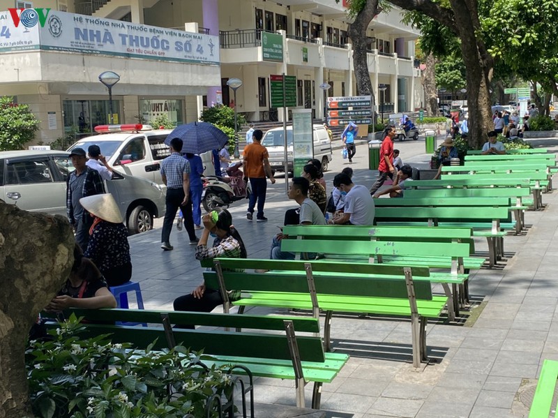 benh vien bach mai go noi "kho vien" cho nguoi benh hinh 1