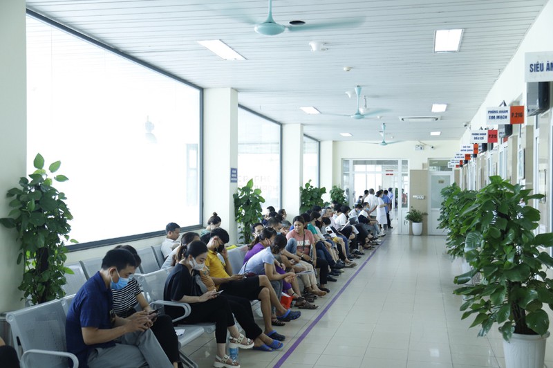 nang nong, benh vien don tiep benh nhan tu 5h sang de "giam nhiet" hinh 1