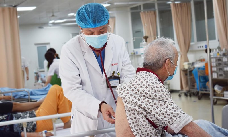 nang nong, nhieu nguoi cao tuoi nhap vien trong tinh trang nguy kich hinh 3