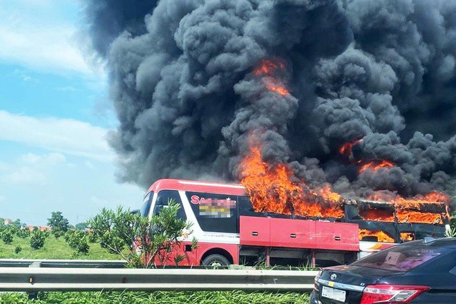 xe giuong nam boc chay tren cao toc, 11 nguoi tren xe hoang loan hinh 1