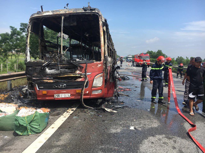 xe giuong nam boc chay tren cao toc, 11 nguoi tren xe hoang loan hinh 2