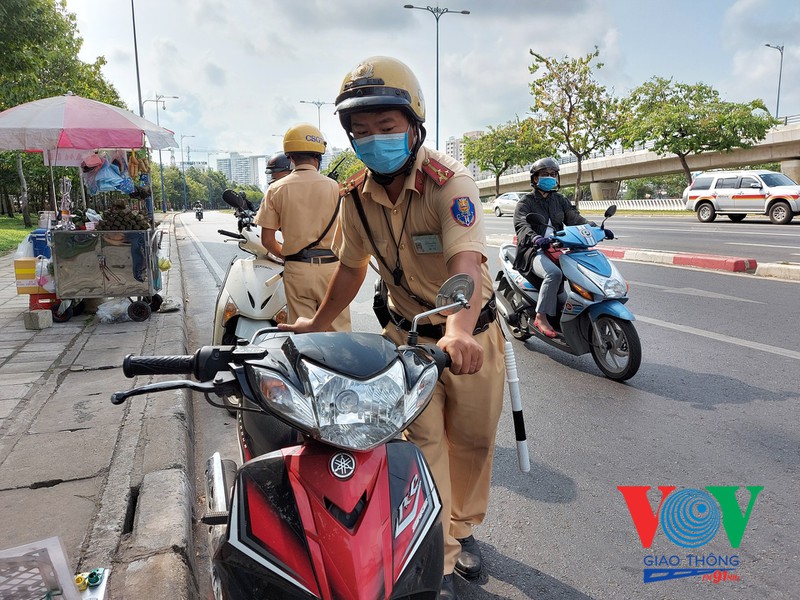 dung xe kiem tra cop xe, do dung ca nhan: csgt co duoc quyen? hinh 1