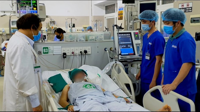 lam viec tren canh dong khi nang nong, nguoi dan ong soc nhiet, hon me hinh 1