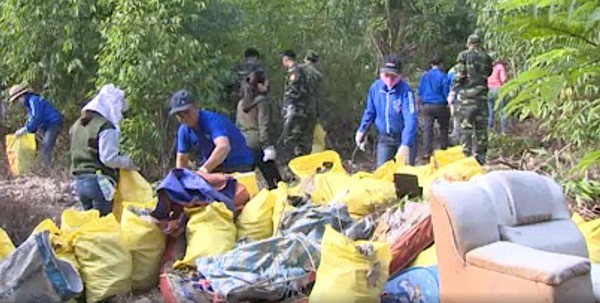 thu don vat lieu de chay tren nui ba hoa de phong chong chay rung hinh 1