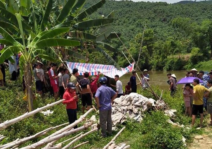 ru nhau di bat oc, 3 hoc sinh bi duoi nuoc thuong tam hinh 1