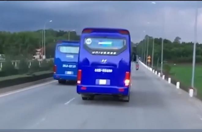 ‘ngang duong’ xe chua chay, 2 tai xe xe cho cong nhan bi tuoc bang lai hinh 1