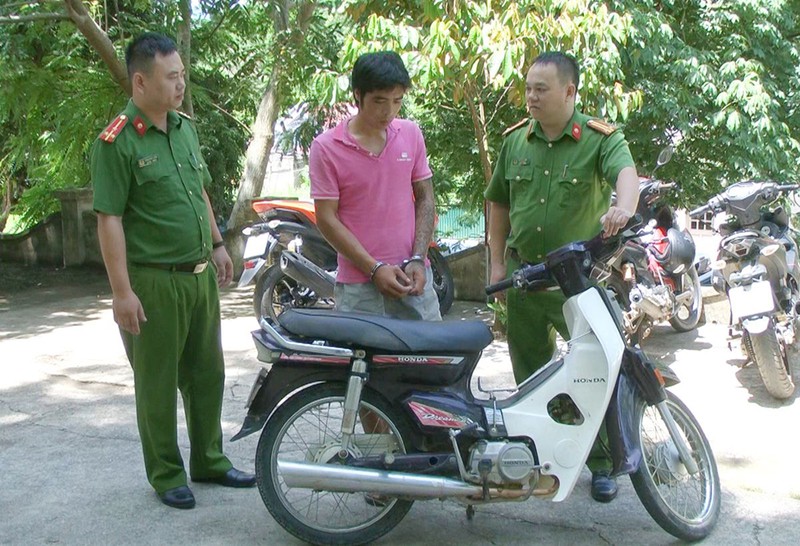 3 can bo, chien si cong an bi thuong khi truy bat toi pham hinh 1