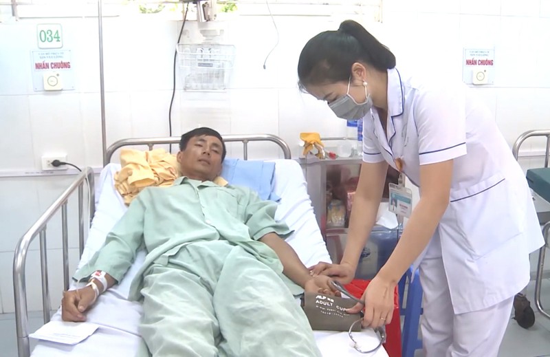 an ngon ca doc duoc, 3 nguoi trong mot gia dinh nhap vien hinh 1