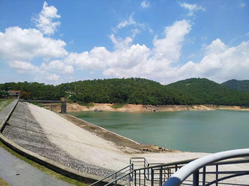 ho yen lap, quang ninh sap den muc nuoc chet hinh 1