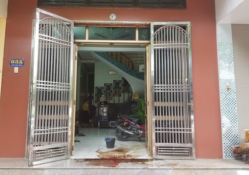 nhom doi tuong xau nem chat ban vao nha dan o lao cai hinh 1