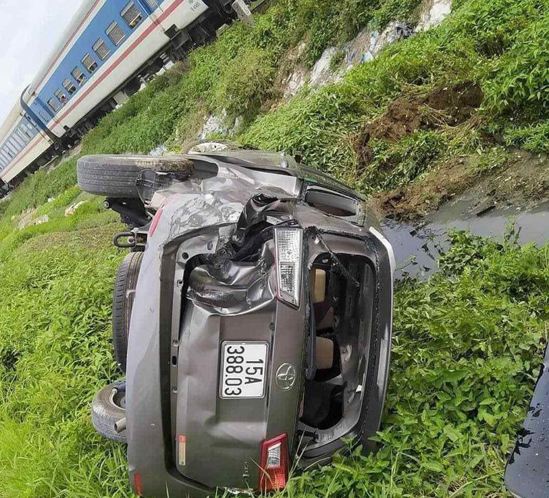 co tinh bang qua duong sat, oto con bi hat vang xuong ruong hinh 1