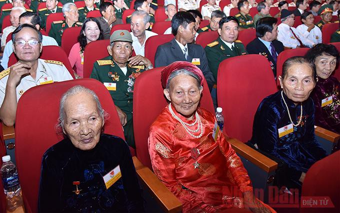 tri an nhung nguoi me hy sinh tham lang cho to quoc hinh 1