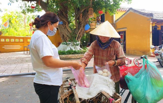 anh: pho co hoi an vang hoe truoc "gio g" thuc hien cach ly xa hoi hinh 9