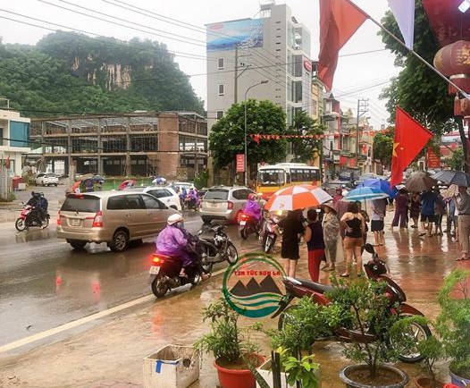 roi xuong cong thoat nuoc, 1 nguoi dan ong bi cuon troi hinh 1
