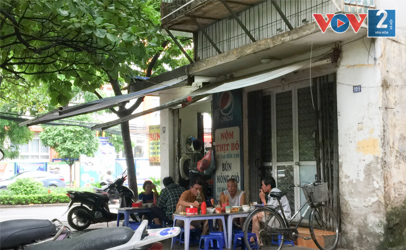 van con nhieu hang quan o ha noi chua thuc hien gian cach hinh 1