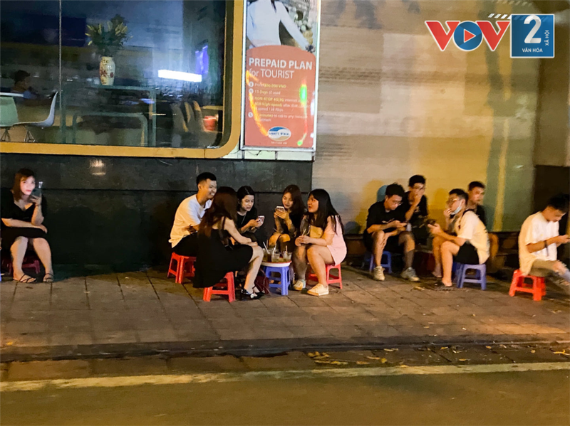 van con nhieu hang quan o ha noi chua thuc hien gian cach hinh 2