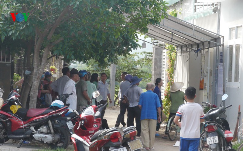 vo chong thay giao tu vong voi nhieu vet dam hinh 1