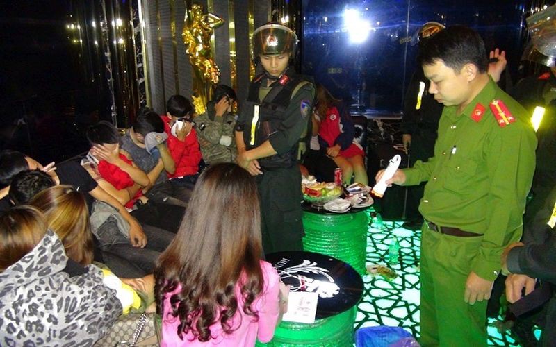 "tiec ma tuy'" trong quan karaoke hinh 1