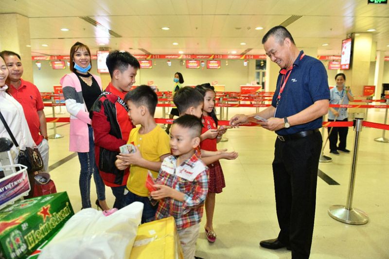 vietjet tang qua nhung hanh khach dau tien nam canh ty hinh 3