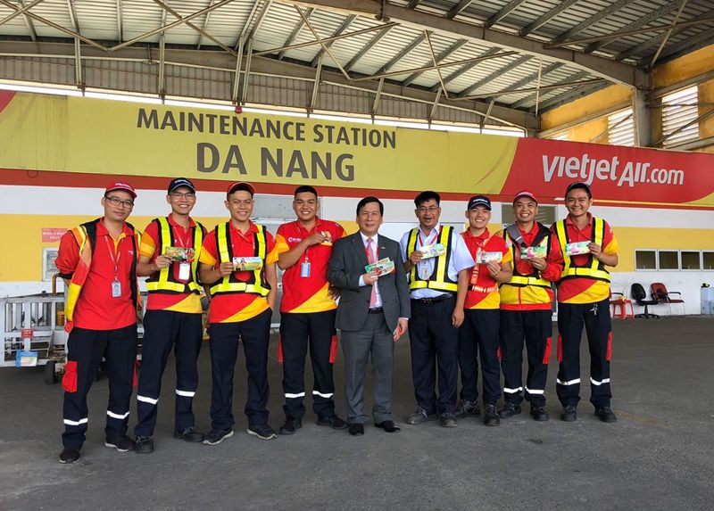 vietjet tang qua nhung hanh khach dau tien nam canh ty hinh 4
