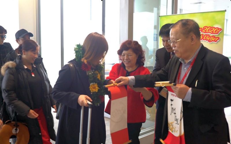 vietjet tang qua nhung hanh khach dau tien nam canh ty hinh 1
