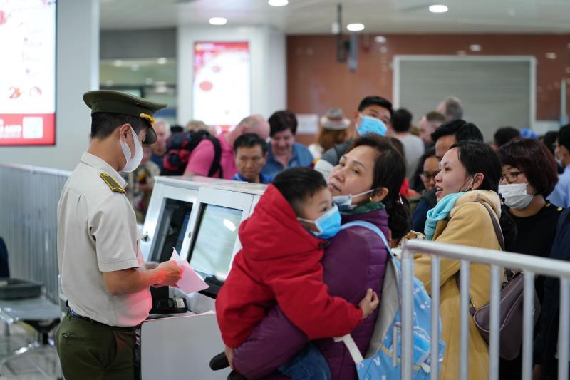 khu kiem soat, cach ly phong chong virus corona tai san bay noi bai hinh 10