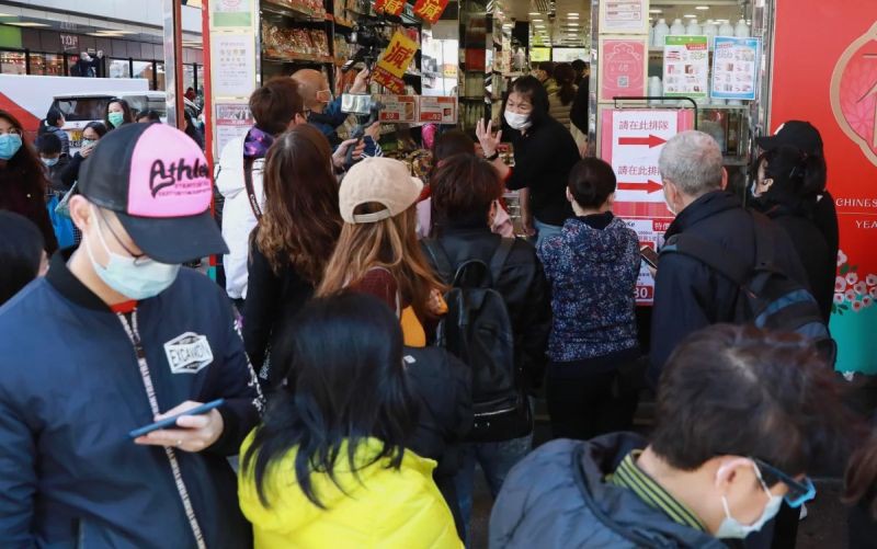 canh sat hong kong canh bao nan lua dao ban khau trang tren mang hinh 1
