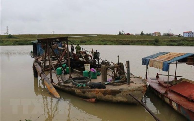 bat qua tang thuyen khai thac cat trai phep tren song ca lo hinh 1