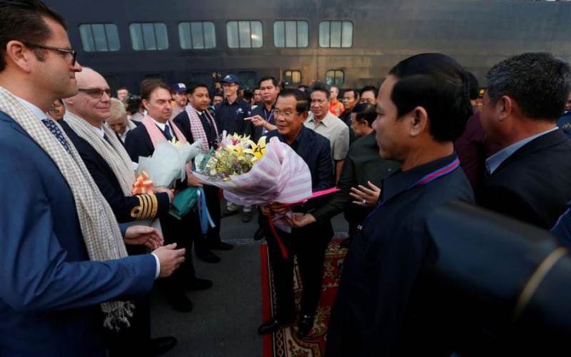 khach tren du thuyen westerdam cap cang campuchia nhiem covid-19 hinh 1