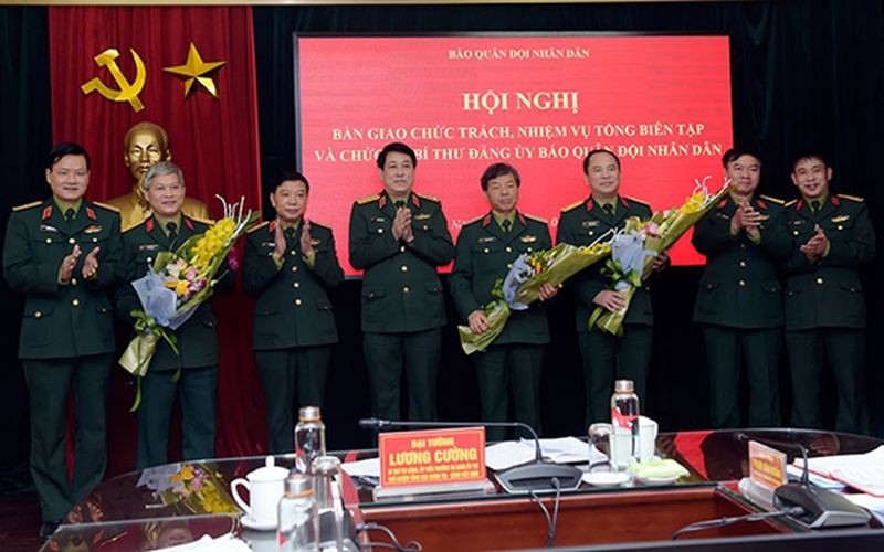 ban giao chuc trach nhiem vu tong bien tap, bi thu dang uy bao qdnd hinh 1