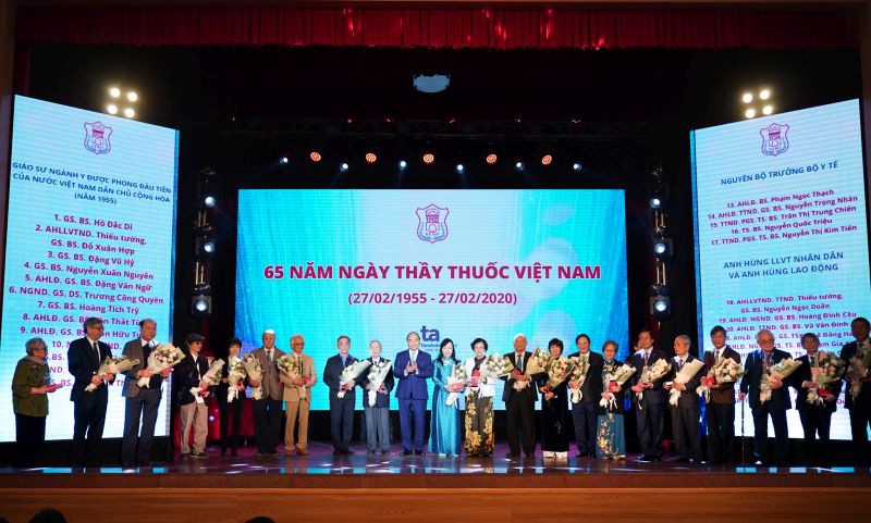 "hinh anh thay thuoc tan tuy lam lay dong trieu trieu con tim viet nam" hinh 2