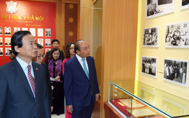 "hinh anh thay thuoc tan tuy lam lay dong trieu trieu con tim viet nam" hinh 3