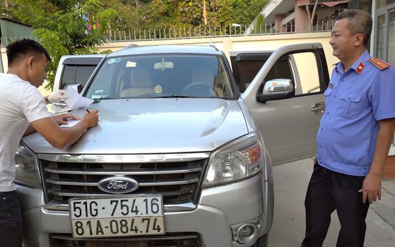 nong 24h: bi phat hien trom xe giua ban ngay, dung ma tau chong tra hinh 6